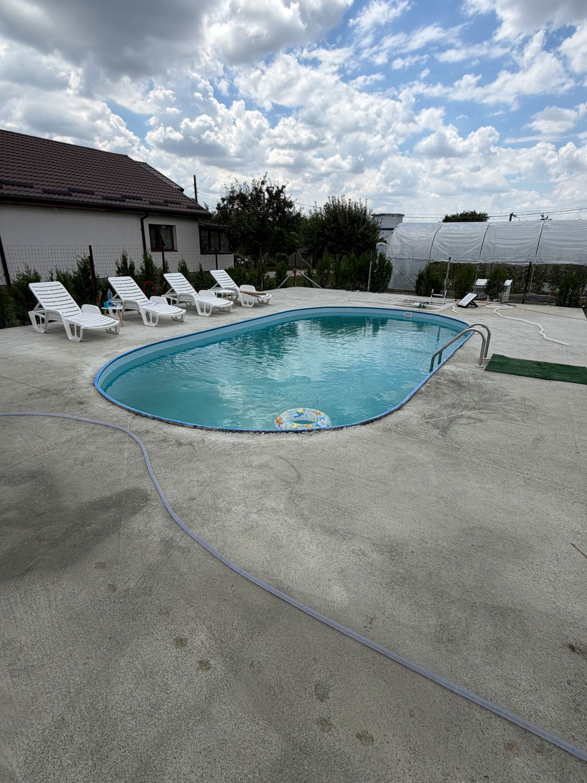 Piscina exterioară Twin Oasis din Corbu, cu șezlonguri
