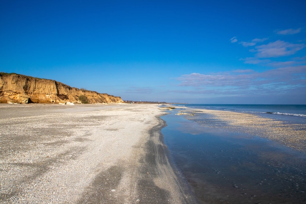 Plaja Corbu, cu dune de nisip și marea deschisă