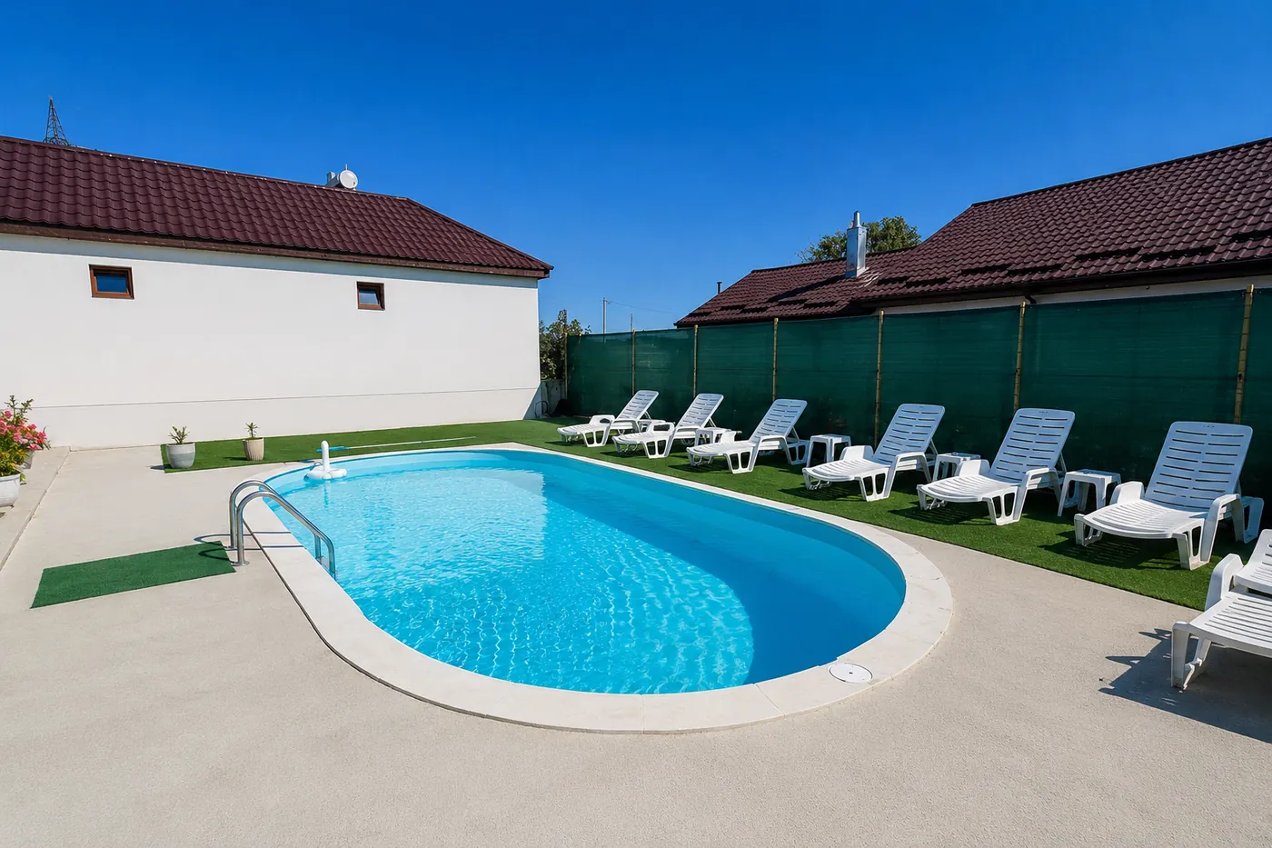 Piscina exterioară Twin Oasis din Corbu, cu șezlonguri